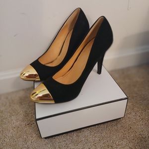 Womens black pumps with gold tip